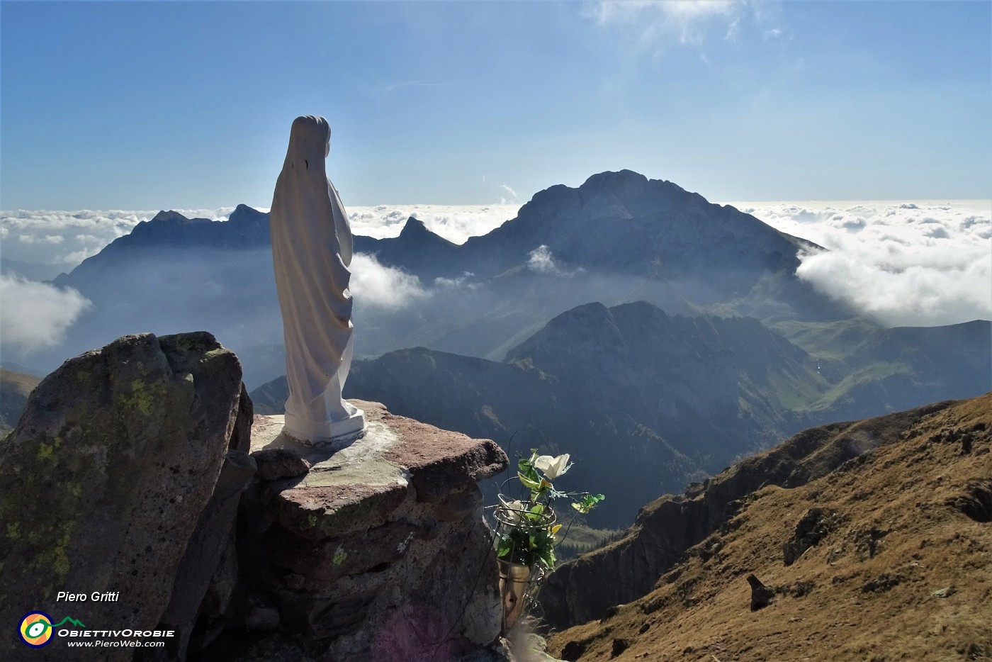 44 Alla Madonnina di vetta del Pietra Quadra (2356 m) con vista in Arera .JPG -                                